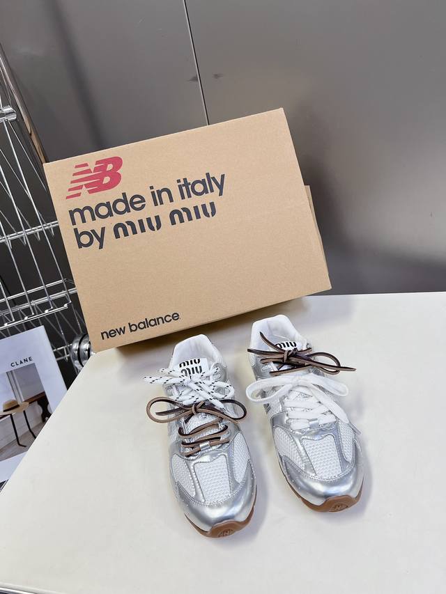 Miu Miunew Balance 联名系列情侣运动鞋、各大品牌都热衷于跨界联名、缪缪这次联名诚意满满非常有亮点鞋面漆皮牛皮拼接、做旧毛边设计、复古又叛逆、令