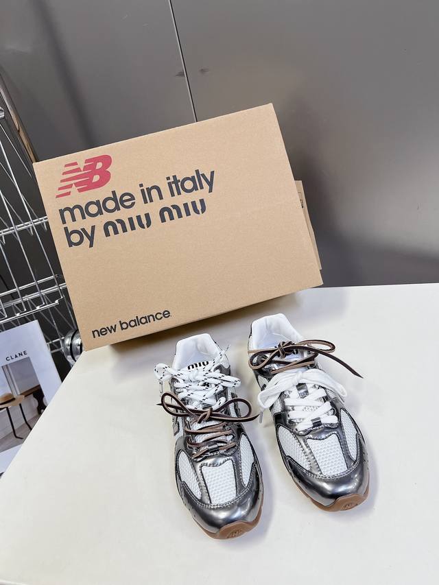 Miu Miunew Balance 联名系列情侣运动鞋、各大品牌都热衷于跨界联名、缪缪这次联名诚意满满非常有亮点鞋面漆皮牛皮拼接、做旧毛边设计、复古又叛逆、令