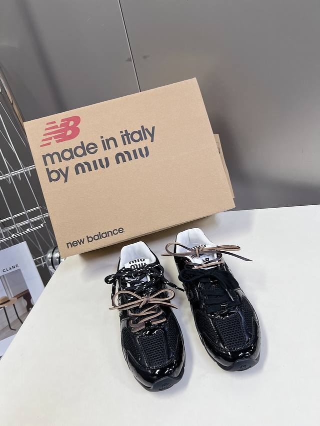 Miu Miunew Balance 联名系列情侣运动鞋、各大品牌都热衷于跨界联名、缪缪这次联名诚意满满非常有亮点鞋面漆皮牛皮拼接、做旧毛边设计、复古又叛逆、令