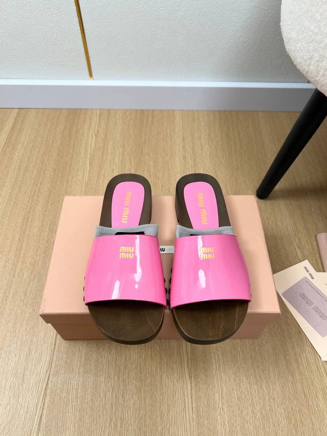 Miumiu新款拖鞋，原版面料内里 原版开模大底，码数35-42