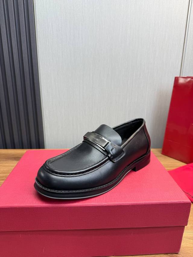 工厂价菲拉格慕. Ferragamo 男士厚底乐福鞋，最新爆款，1:1原单代购品质，顶级狠货，鞋面进口开边珠牛皮，手工立体缝线凸显是圆形鞋头设计，内里垫脚均采用 - 点击图像关闭