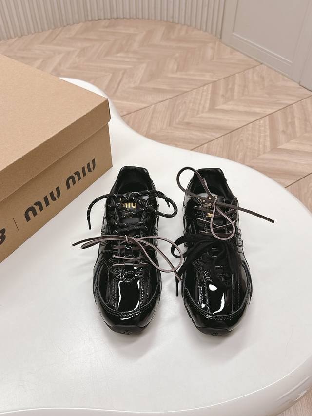 超火爆 超绝 缪缪miumiu+New Balance新百伦联名款 2025新款 阿甘鞋 德训鞋 复古时尚 简约高级 随意搭配 上脚非常轻便舒适，鞋面原版牛皮