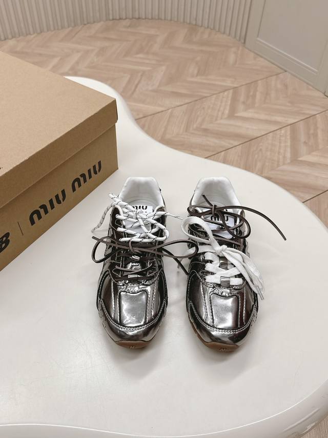 超火爆 超绝 缪缪miumiu+New Balance新百伦联名款 2025新款 阿甘鞋 德训鞋 复古时尚 简约高级 随意搭配 上脚非常轻便舒适，鞋面原版牛皮