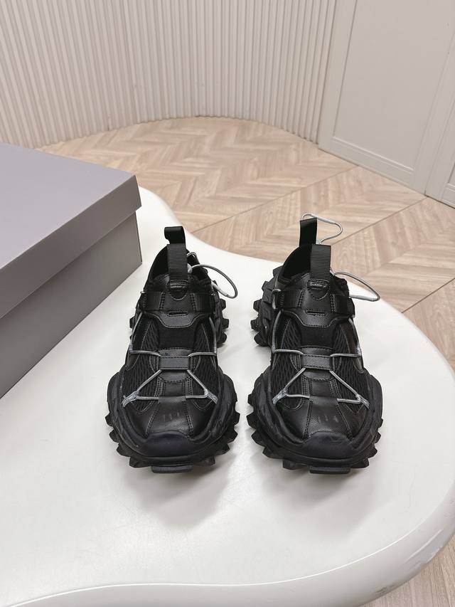 男20 Balenciaga 巴黎世家 15代延续其独特的设计理念，融合时尚与功能性，采用高品质的材料，兼具潮流感和耐用性！！鞋型为扁平的老爹鞋款式，整体设计时