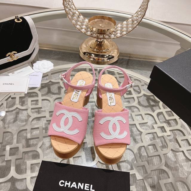 Chanel Ss24 New Arrival～ 小香经典坡跟凉鞋经典色春夏配色，简直是绝了面料：原版开模布料 内里小羊皮！鞋型、材质、工艺、包装，同步正品！S