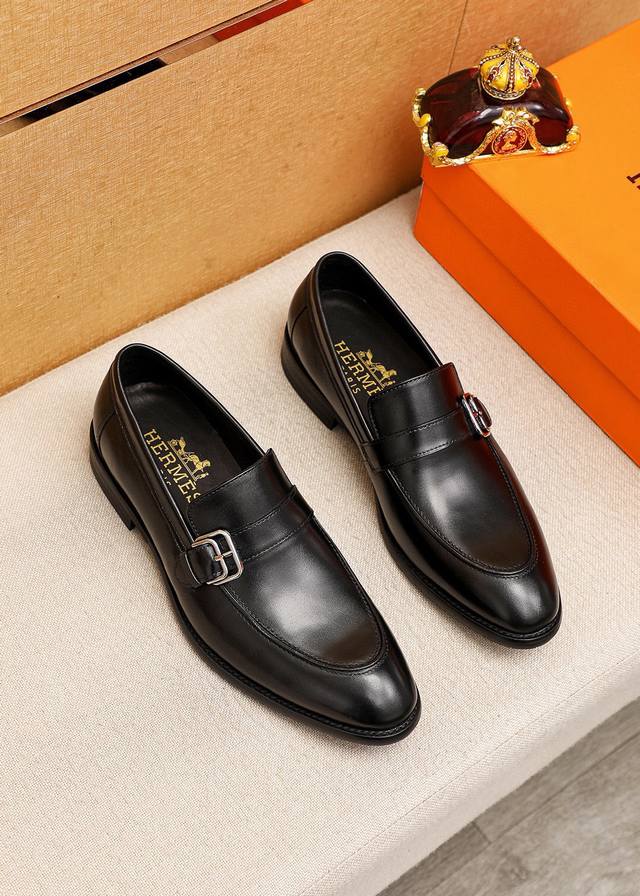 商品商标：Hermes 爱马仕 休闲皮鞋正码码数: 39-44 38.45.46订制商品材料：精选 进口头层小牛皮鞋面+经典五金扣，进口水染牛皮内里 强烈立体视