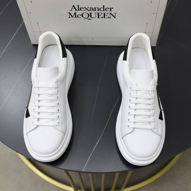 出厂价： Alexander Mcqueen 麦昆经典明星爆款百搭小白鞋，原版大底！新色不断更新面料：定制原版进口意大利丝绸牛皮内里：进口羊皮内里 垫脚大底：原