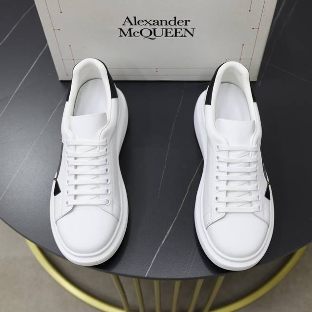 出厂价： Alexander Mcqueen 麦昆经典明星爆款百搭小白鞋，原版大底！新色不断更新面料：定制原版进口意大利丝绸牛皮内里：进口羊皮内里 垫脚大底：原