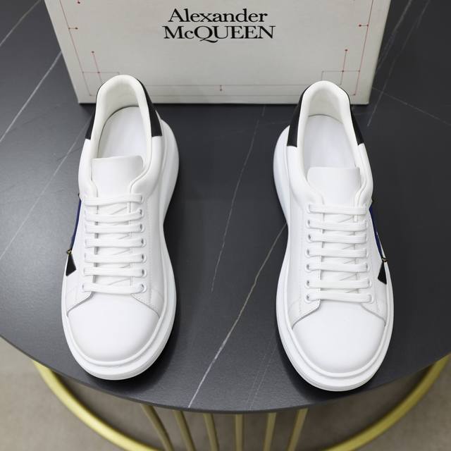 出厂价： Alexander Mcqueen 麦昆经典明星爆款百搭小白鞋，原版大底！新色不断更新面料：定制原版进口意大利丝绸牛皮内里：进口羊皮内里 垫脚大底：原