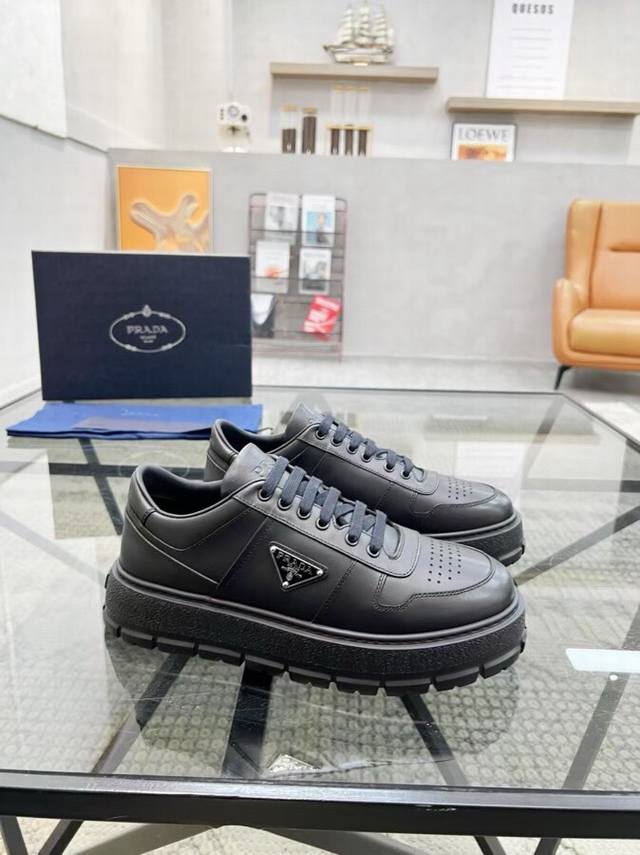 38-45 Prada 普拉达新款男士真皮运动鞋，市面最高版本 、欢迎任意对比！原版皮料质感极佳，超上档次！意大利进口胎羊网内里，可拆式垫！奢华用料、精细做工，