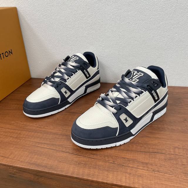 新款lv Trainer 男士运动鞋出货路易威登推出七夕版 Lv Trainer 运动鞋，为鞋面与渐变色彩鞋带渲染淡彩色调 柔软粒面牛皮革裁出鞋身，搭配橡胶细节