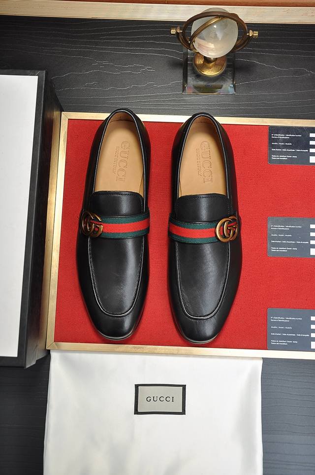 出厂价 意大利顶级奢侈男鞋巨头 Gucci 古奇 全牛皮内里 新款报到原汁原味的欧式风格 赏心悦目为了让鞋子更加耐用不变形制作继续沿用传统做法 但仍然不乏创新皮