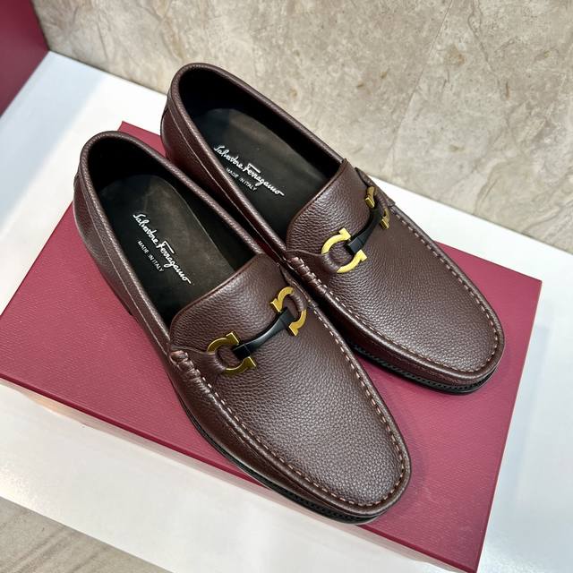 原单品质品牌：Ferragamo 菲拉格慕标准码：男码38 44 45可以定做等级：官网同款 高品质男鞋材料：定制头层小牛皮 搭配水染牛皮内里 牛皮踮脚 原版防