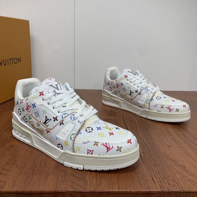 新款lv Trainer 男士拼接运动鞋出货本款 Lv Trainer 运动鞋出自路易威登与 Tyler 携手打造的皮具、成衣和配饰系列 艺术家于粒面牛皮革描绘