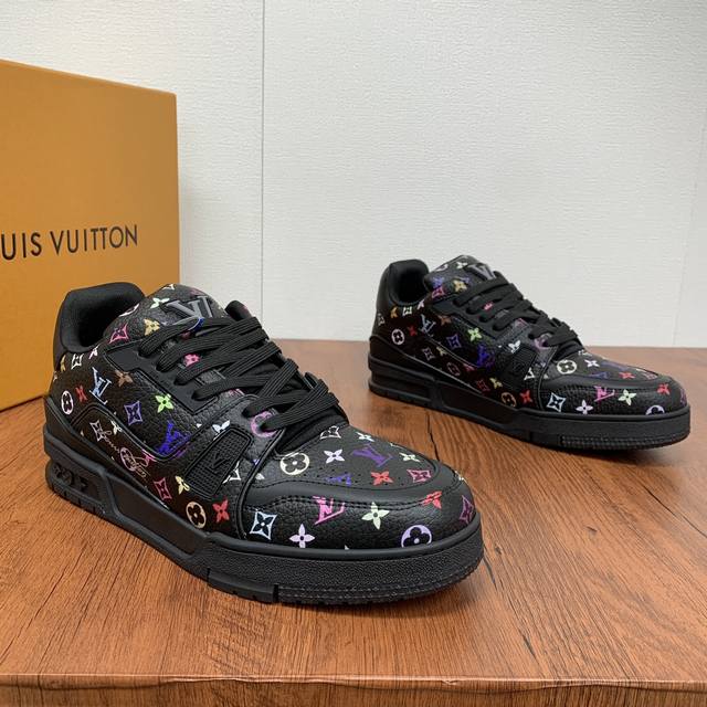 新款lv Trainer 男士拼接运动鞋出货本款 Lv Trainer 运动鞋出自路易威登与 Tyler 携手打造的皮具、成衣和配饰系列 艺术家于粒面牛皮革描绘