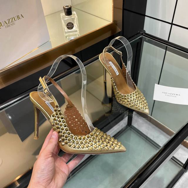 Aquazzura 2025新款单鞋 代购品质！！！原版开发这双施华洛奇水钻高跟尖头镂空凉鞋，是我对美的极致追求 水钻璀璨如星，闪耀着梦幻光芒 高跟尖头的设计，