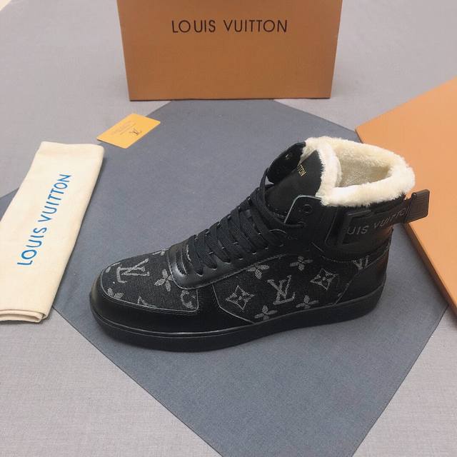 Louis Vuitton 毛里 路易威登官网最新运动休闲靴款，香港专柜同步，官网1：1打造鞋面采用进口优质牛皮搭配原版透气牛仔面料沉稳的色调衬映男士的内敛雅致