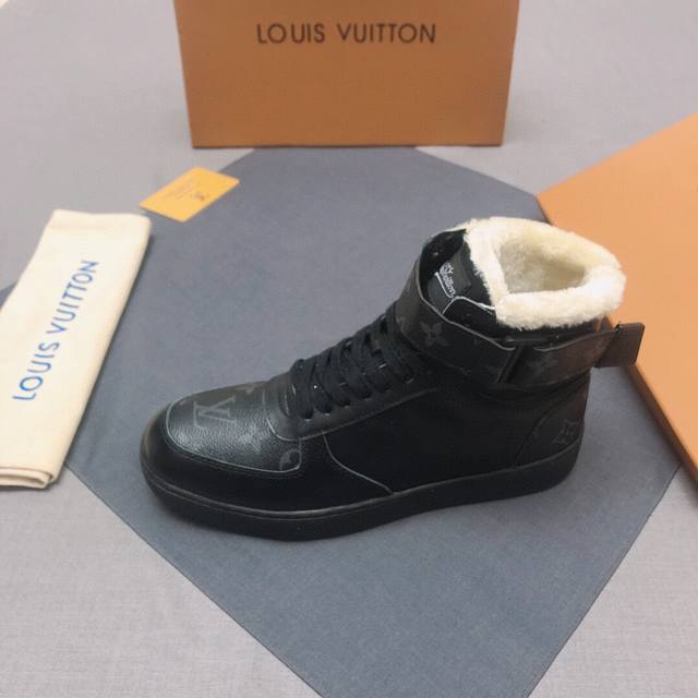 Louis Vuitton 毛里 路易威登官网最新运动休闲靴款，香港专柜同步，官网1：1打造鞋面采用进口优质牛皮搭配原版monogram面料沉稳的色调衬映男士的