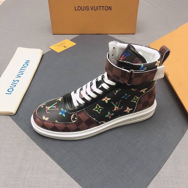 高帮系列louis Vuitton 路易威登 ，新款官网休闲高帮鞋爆款！原版一比一.，大牌的气势不言而明！上脚舒适大气！鞋面采用意大利进口头层牛漆皮搭配原版花纹