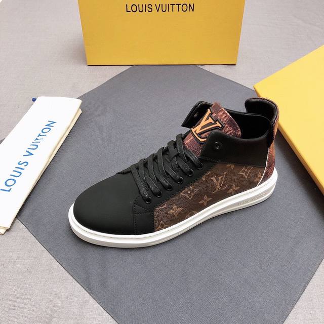 高帮系列louis Vuitton 路易威登 ，新款官网休闲高帮鞋爆款！原版一比一.，大牌的气势不言而明！上脚舒适大气！鞋面采用意大利进口头层牛漆皮搭配原版花纹