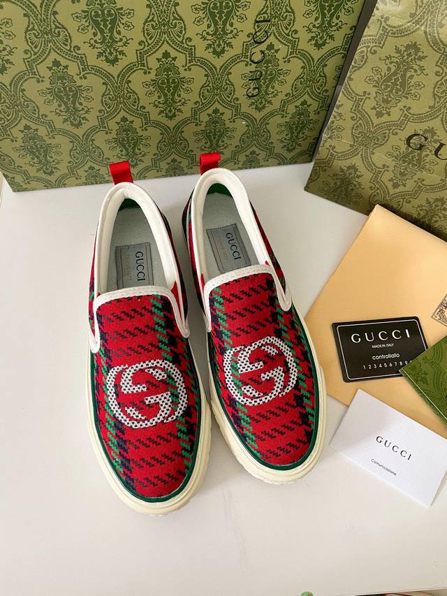 Gucci~~全新升级版，原版原色，饼干鞋 小白鞋 运动鞋 平板鞋 走秀款：明星 网红 小红书等必定种草打call 原版定制面料 经典老花布，压纹工艺 ，原版底