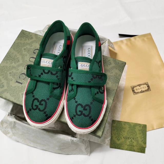 New . Gucci Tennis1977 情侣款魔术贴小乐福新款上新啦 前面推出的1977帆布鞋系列很火爆，这次推出的魔术贴小乐福鞋也是让人无法拒绝呢！Gg