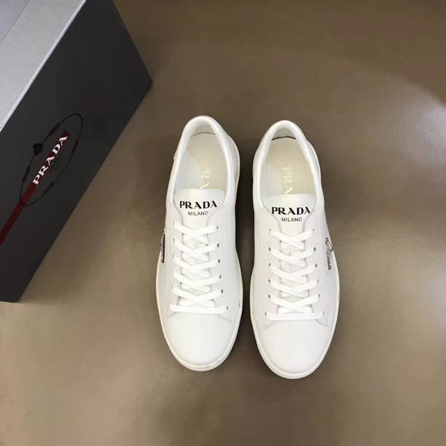 38-45 Prada 普拉达新款男士真皮运动鞋，市面最高版本 、欢迎任意对比！原版皮料质感极佳，超上档次！意大利进口胎羊网内里，可拆式垫！奢华用料、精细做工，