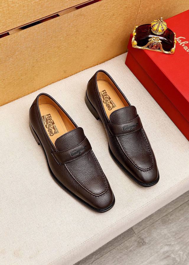 商品商标：Ferragamo 菲拉格慕 休闲皮鞋正码码数: 38-44 45订制商品材料：精选 进口头层荔枝纹小牛皮鞋面+奢华五金扣，进口水染牛皮内里 强烈立体