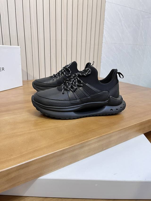 价:商品商标：Moncler 蒙口 低帮运动鞋正码码数: 39-44 可订做38.45商品材料：鞋面进口透气飞织 专业滴胶工艺，透气内里，超轻发泡大底编 号：8