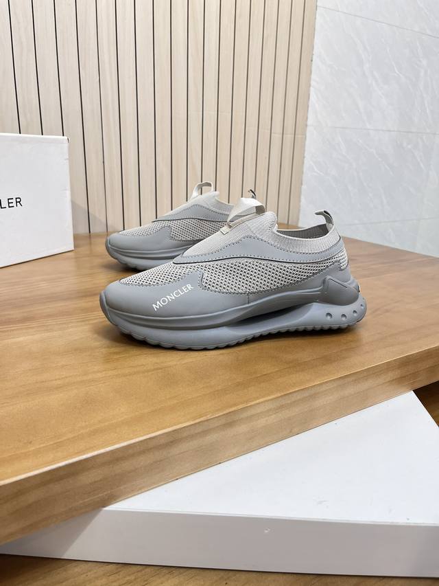 价:商品商标：Moncler 蒙口 低帮运动鞋正码码数: 39-44 可订做38.45商品材料：鞋面进口透气飞织 专业滴胶工艺，透气内里，超轻发泡大底编 号：8