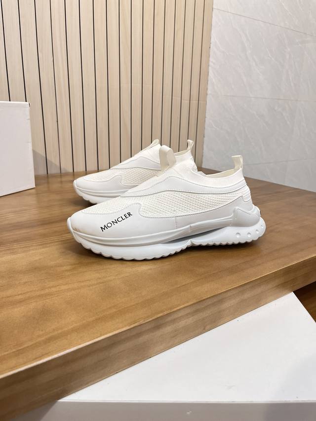 价:商品商标：Moncler 蒙口 低帮运动鞋正码码数: 39-44 可订做38.45商品材料：鞋面进口透气飞织 专业滴胶工艺，透气内里，超轻发泡大底编 号：8