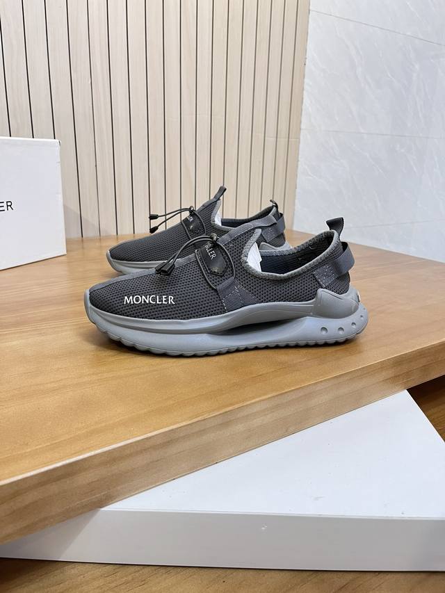 价:商品商标：Moncler 蒙口 低帮运动鞋正码码数: 39-44 可订做38.45商品材料：鞋面进口透气飞织 专业滴胶工艺，透气内里，超轻发泡大底编 号：8