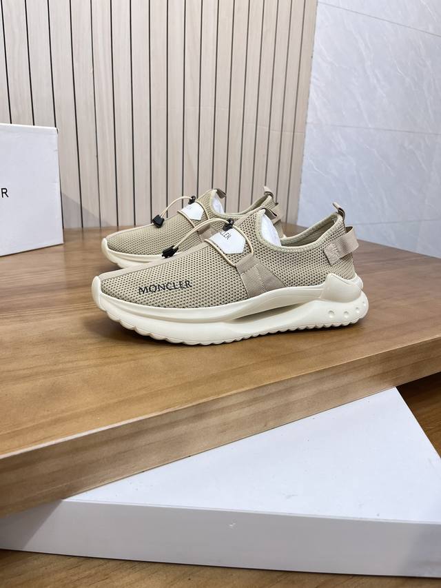 价:商品商标：Moncler 蒙口 低帮运动鞋正码码数: 39-44 可订做38.45商品材料：鞋面进口透气飞织 专业滴胶工艺，透气内里，超轻发泡大底编 号：8