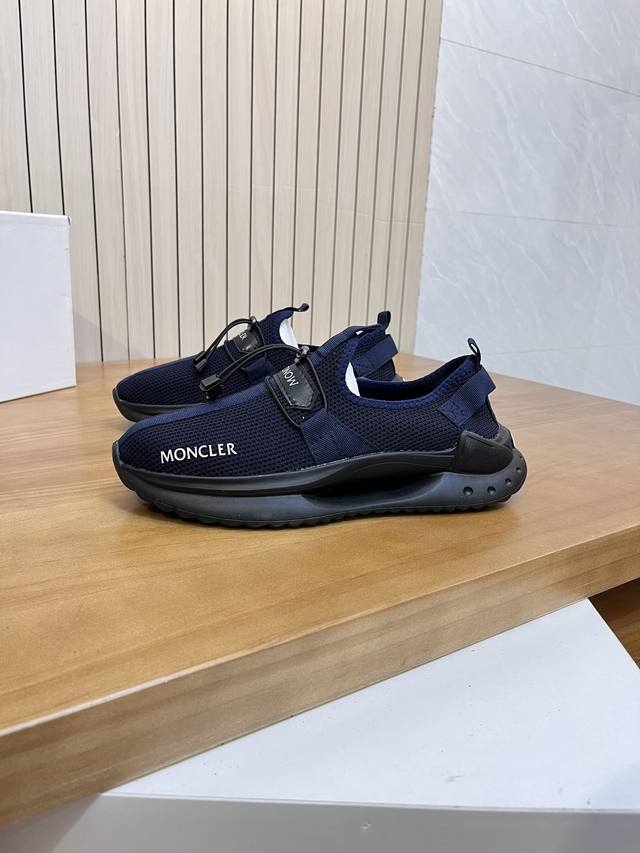 价:商品商标：Moncler 蒙口 低帮运动鞋正码码数: 39-44 可订做38.45商品材料：鞋面进口透气飞织 专业滴胶工艺，透气内里，超轻发泡大底编 号：8