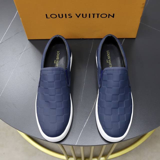 商品商标:Louis Vuitton 路易威登正码码数:38-44 45定做商品材料:原版牛皮面 舒适内里 轻便耐磨大底，男士时尚休闲鞋 跑步 运动鞋 尊贵奢侈