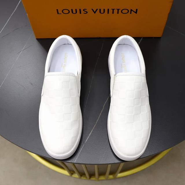 商品商标:Louis Vuitton 路易威登正码码数:38-44 45定做商品材料:原版牛皮面 舒适内里 轻便耐磨大底，男士时尚休闲鞋 跑步 运动鞋 尊贵奢侈