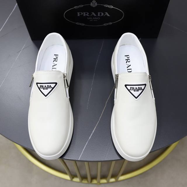 商品商标:Prada 普拉达 休闲鞋正码码数:38-44 45定制商品材料:原版头层牛皮，羊皮内里原版耐磨柔软大底，休闲运动版 年轻时尚 欧美潮流 英伦风格