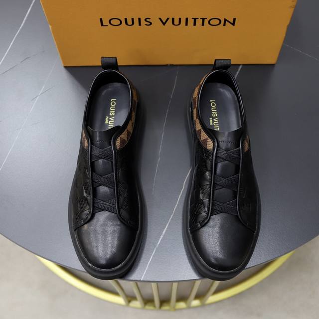 商品商标:Louis Vuitton 路易威登正码码数:38-44 45定做商品材料:原版牛皮面 舒适内里 轻便耐磨大底，男士时尚休闲鞋 跑步 运动鞋 尊贵奢侈