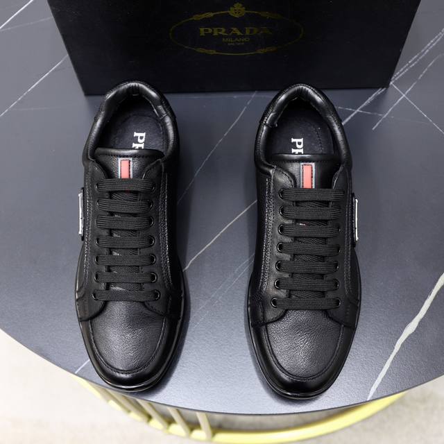 商品商标:Prada 普拉达 休闲鞋正码码数:38-44 45定制商品材料:原版头层牛皮，羊皮内里原版耐磨柔软大底，休闲运动版 年轻时尚 欧美潮流 英伦风格