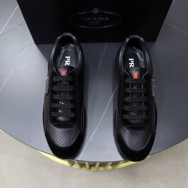 商品商标:Prada 普拉达 休闲鞋正码码数:38-44 45定制商品材料:原版头层牛皮，羊皮内里原版耐磨柔软大底，休闲运动版 年轻时尚 欧美潮流 英伦风格