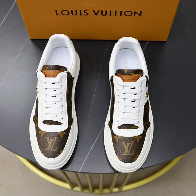 商品商标:Louis Vuitton 路易威登正码码数:38-44 45定做商品材料:原版牛皮面 舒适内里 轻便耐磨大底，男士时尚休闲鞋 跑步 运动鞋 尊贵奢侈