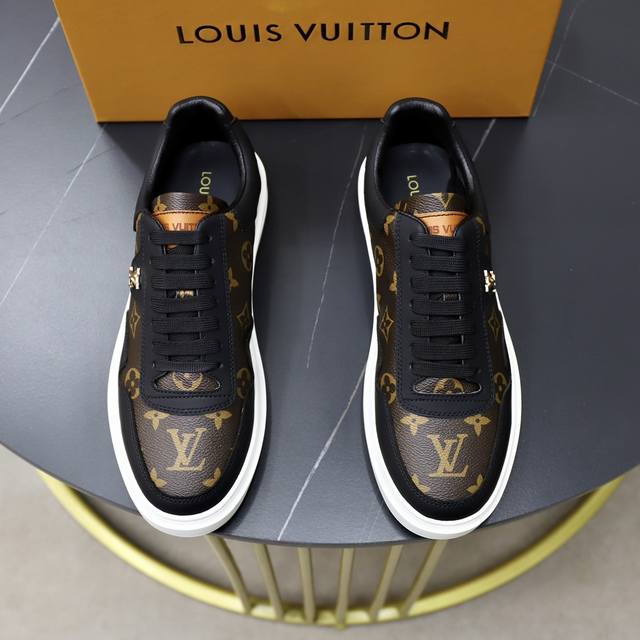 商品商标:Louis Vuitton 路易威登正码码数:38-44 45定做商品材料:原版牛皮面 舒适内里 轻便耐磨大底，男士时尚休闲鞋 跑步 运动鞋 尊贵奢侈