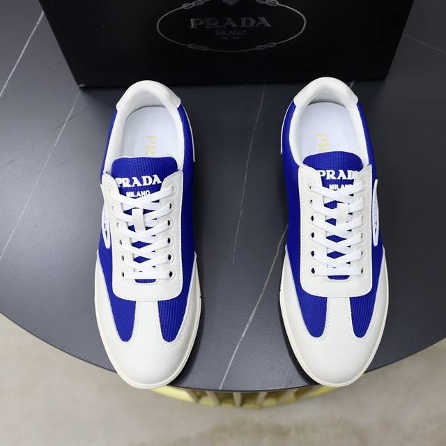 商品商标:Prada 普拉达 休闲鞋正码码数:38-44 45定制商品材料:原版牛皮拼接布料，羊皮内里原版发泡耐磨柔软大底，休闲运动版 年轻时尚 欧美潮流 英伦