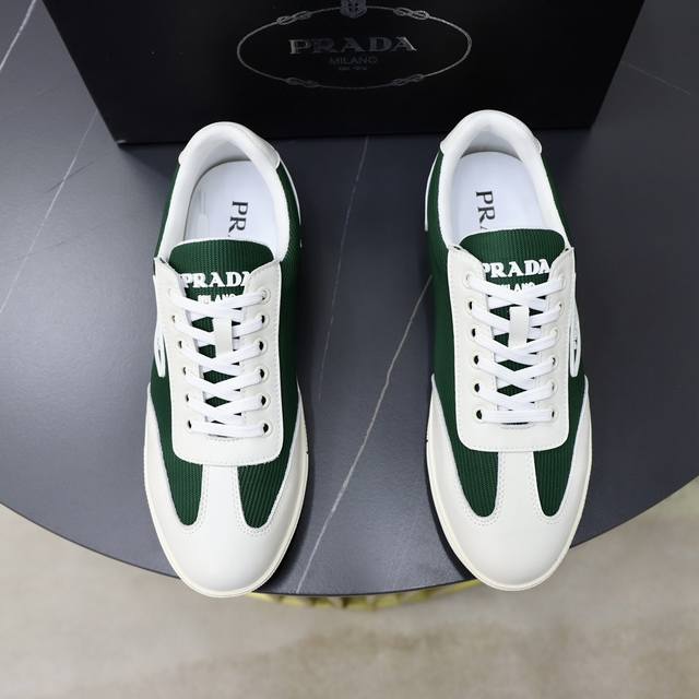 商品商标:Prada 普拉达 休闲鞋正码码数:38-44 45定制商品材料:原版牛皮拼接布料，羊皮内里原版发泡耐磨柔软大底，休闲运动版 年轻时尚 欧美潮流 英伦