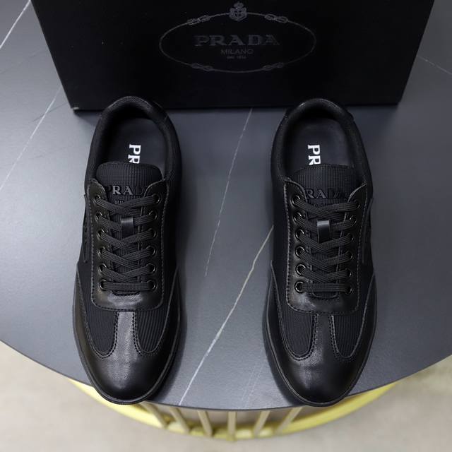 商品商标:Prada 普拉达 休闲鞋正码码数:38-44 45定制商品材料:原版牛皮拼接布料，羊皮内里原版发泡耐磨柔软大底，休闲运动版 年轻时尚 欧美潮流 英伦