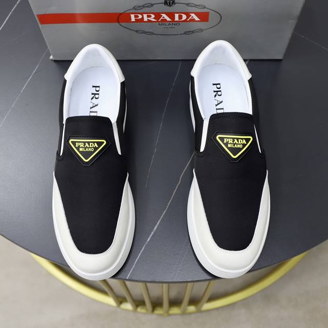 商品商标:Prada 普拉达 休闲鞋正码码数:38-44 45定制商品材料:原版牛皮拼接布料，羊皮内里原版发泡耐磨柔软大底，休闲运动版 年轻时尚 欧美潮流 英伦