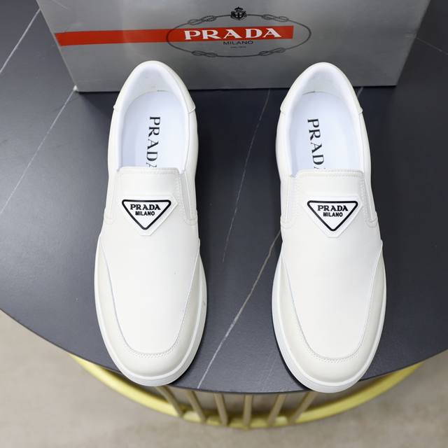 商品商标:Prada 普拉达 休闲鞋正码码数:38-44 45定制商品材料:原版牛皮拼接布料，羊皮内里原版发泡耐磨柔软大底，休闲运动版 年轻时尚 欧美潮流 英伦