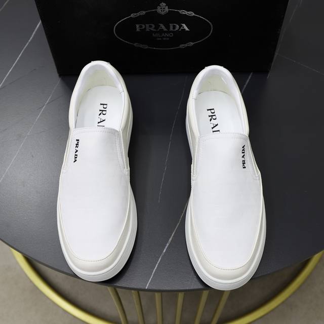 商品商标:Prada 普拉达正码码数:38-44 45定制商品材料: P家原版品牌布匹 搭配柔软羊皮内里 原版防滑耐磨橡胶轻便大底，男士年轻时尚 欧美潮流 英伦