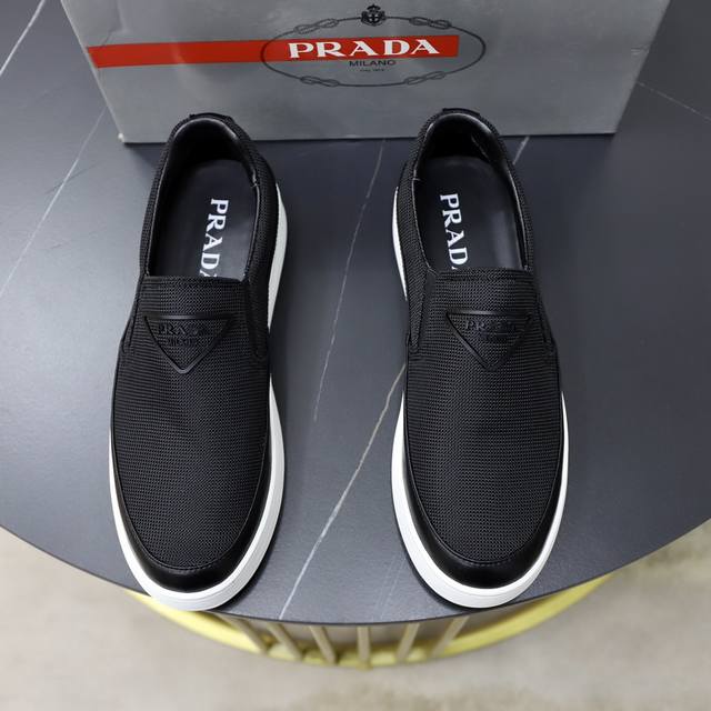 品牌：Prada 普拉达标准码：男码38 44 45可以定做等级：官网同款材料：原版牛皮拼接品牌布匹 羊皮内里 原版发泡耐磨柔软大底款式类别：休闲运动版 年轻时