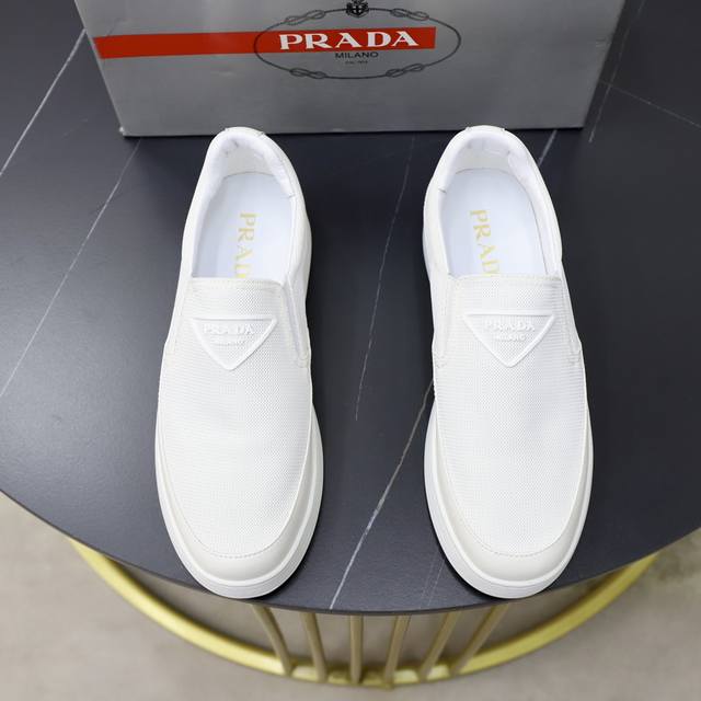 品牌：Prada 普拉达标准码：男码38 44 45可以定做等级：官网同款材料：原版牛皮拼接品牌布匹 羊皮内里 原版发泡耐磨柔软大底款式类别：休闲运动版 年轻时